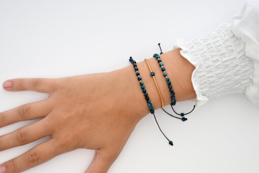Armband met Blauwe Tijgeroog en 14 karaat gouden kralen 2,5 mm