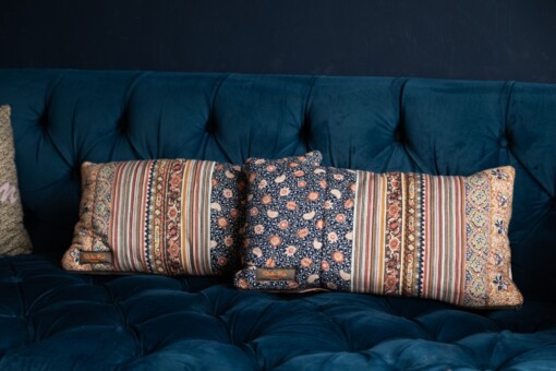 Upcycled Donkerblauw kussen met vintage blockprint in roze, bordeauxrood, zandkleur en geel