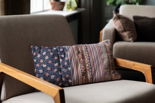Upcycled Donkerblauw kussen met vintage blockprint in roze, bordeauxrood, zandkleur en geel