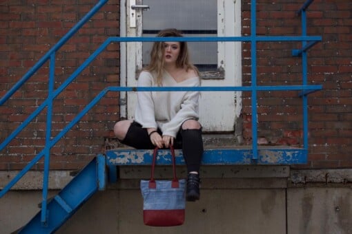 Stoere handgemaakte shopper van gerecycled denim & donkerrood leer – uniek & duurzaam