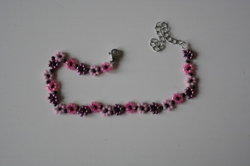 armbandje met gevlochten gekleurde bloemen