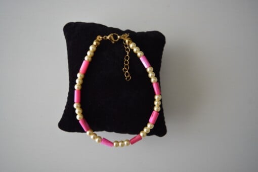 armbandje met glasparels en schelpkralen