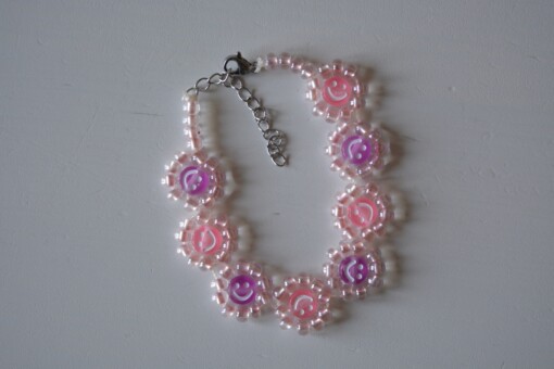 armbandje met smilies en rocailles