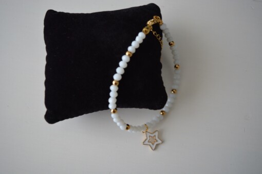 gouden armbandje met facetkralen en bedel