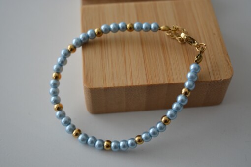 goudkleurig armbandje met lichtblauwe parels