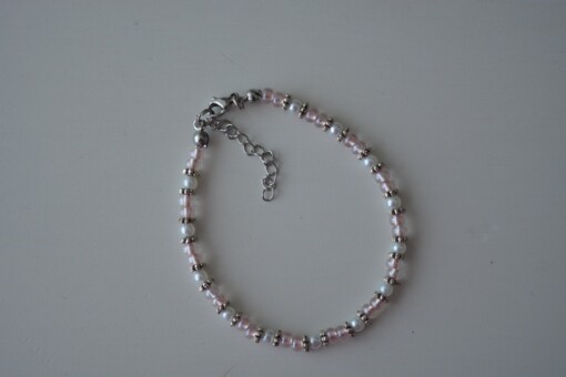 wit en roze armbandje met zilverkleurige accenten