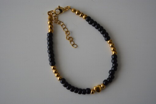 zwart met gouden armbandje