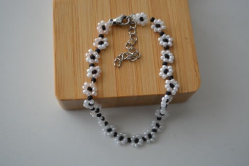zwart met wit bloemen armbandje