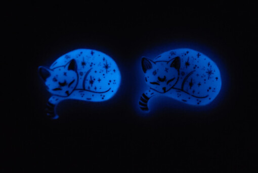 Slapende kosmische glow in the dark kitten magneet