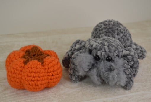 Zachte Spider-Spin knuffel: gehaakte velvet knuffels voor Halloween en spinnenliefhebbers,