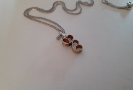 Messing hartjes aan zilveren ketting