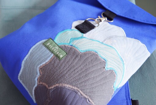 Blauwe waterdicht rugzak met magische paddestoel textiel kunstwerk