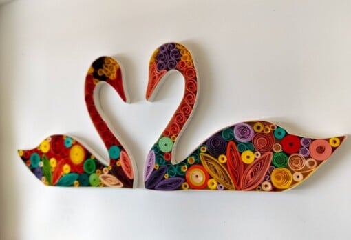 Papierkunst in quilling-techniek: Zwanen – symbolisch wanddecor in kleur voor jouw interieur