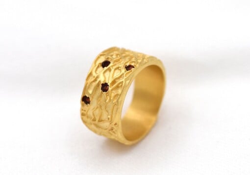 River stone gold