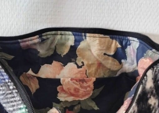 Handgemaakt vintage tasje van gerecyclede deken met bloemenvoering
