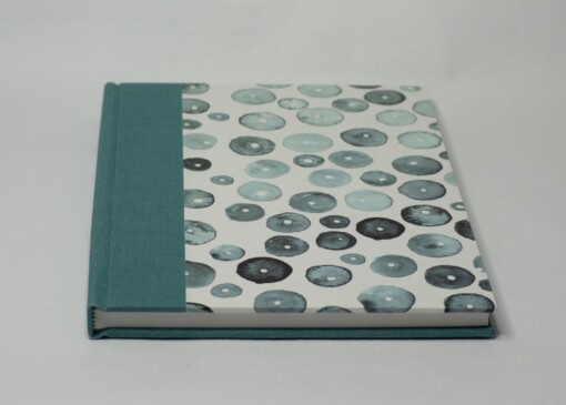 Notitie/schetsboek met linnen en omslag decoratief stipjes papier