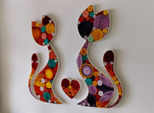 Papierkunst in quilling-techniek: Twee katten in liefde – kleurrijke wanddecoratie met hartvormig detail