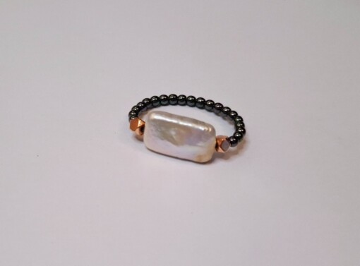 Echte parel en hematiet ring