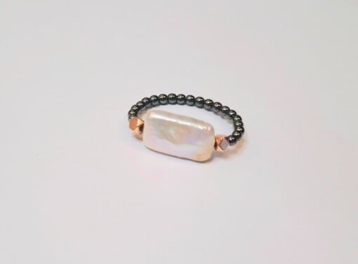 Echte parel en hematiet ring