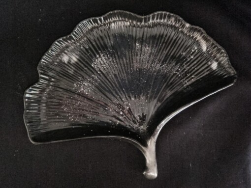 Uniek epoxy schaaltje ‘Ginkgo’ zwart zilver + 2 amberblokjes