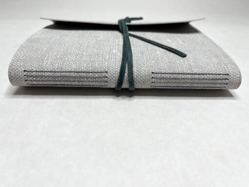 Hand gebonden boek met flexibele licht grijze omslag