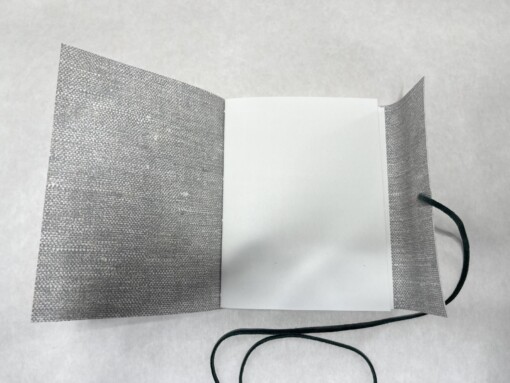 Hand gebonden boek met flexibele licht grijze omslag