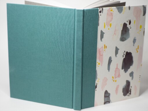 Notitie en/of schetsboek met linnen en omslag decoratief papier