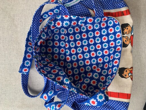 Ruime blauwe tas van vintage stoffen.