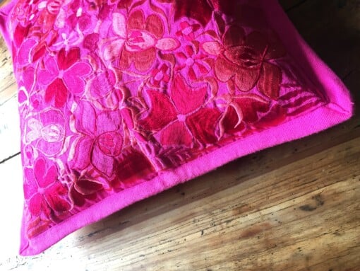 Licht roze mexicaanse kussenhoes uit de Chiapas regio.