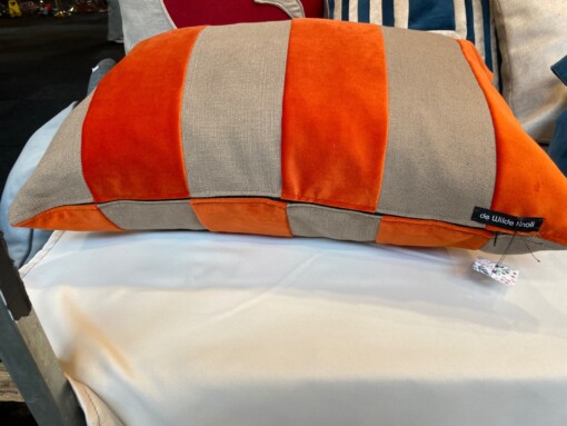 Ollie oranje kussenhoes met camel kleurige streep