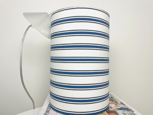 Unieke,, duurzame blauw/witte hanglamp - handgemaakt van tweedehands kleding