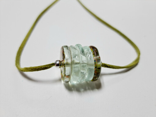 Halsketting van gerecycled glas
