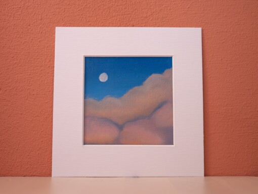 Klein schilderij maan en roze wolken