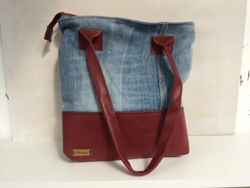 Stoere handgemaakte shopper van gerecycled denim & donkerrood leer – uniek & duurzaam