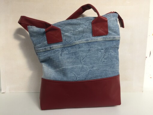 Stoere handgemaakte shopper van gerecycled denim & donkerrood leer – uniek & duurzaam