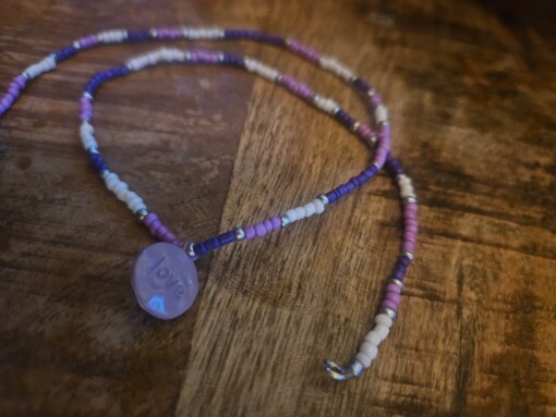 Gekleurde kralen ketting met bedel