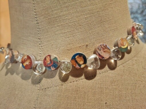 Gerecycelde ketting van papier en glaskralen