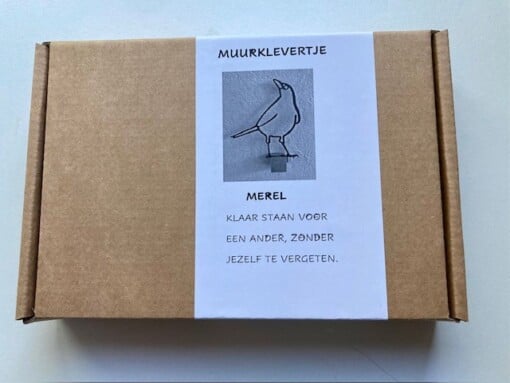 Merel, wanddecoratie – houten vogel met betekenis | Liefdevol en grappig muurobject .