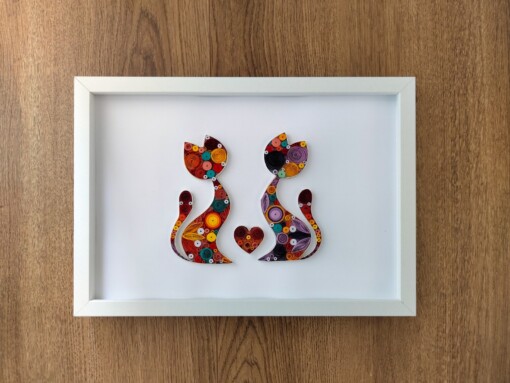 Papierkunst in quilling-techniek: Twee katten in liefde – kleurrijke wanddecoratie met hartvormig detail