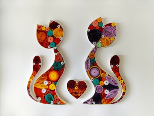 Papierkunst in quilling-techniek: Twee katten in liefde – kleurrijke wanddecoratie met hartvormig detail