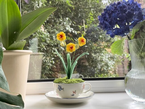 Gehaakte gele Narcissen in Theekopje