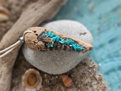 Ketting 008 drijfhout met turquoise steentjes en gebroken glas