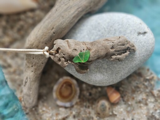 Ketting 011 drijfhout met groen zeeglas