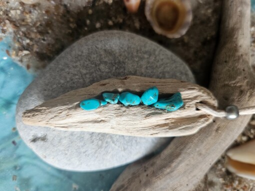 Ketting 012 drijfhout met turquoise steentjes