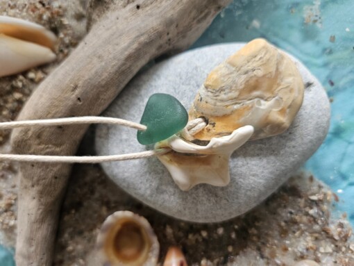 Ketting 017 met gefossiliseerde schelp en zeeglas
