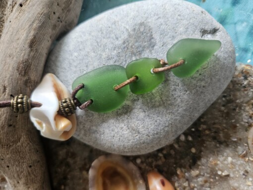 Ketting 023, met 2x groen zeeglas en 1x gefossiliseerde schelp (beige)
