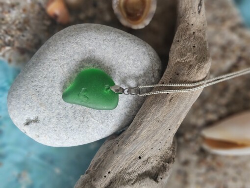 Ketting 027, groen zeeglas met ingegraveerd hartje, aan zilveren ketting.