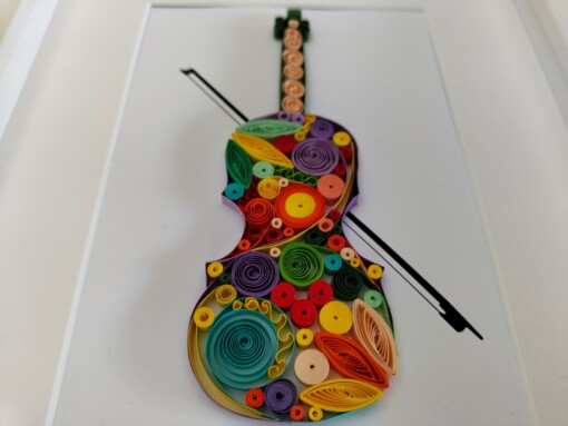 Papierkunst in quilling-techniek: Viool – kleurrijk muzikaal kunstwerk voor aan de muur