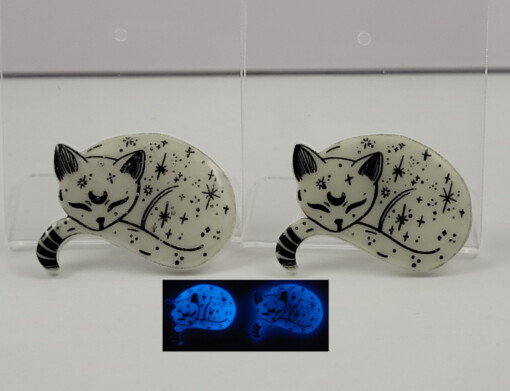 Slapende kosmische glow in the dark kitten magneet