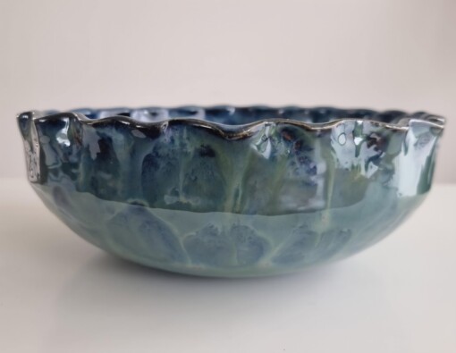 Grote blauwgroene schaal, keramiek, uniek model, mooi geglazuurd.